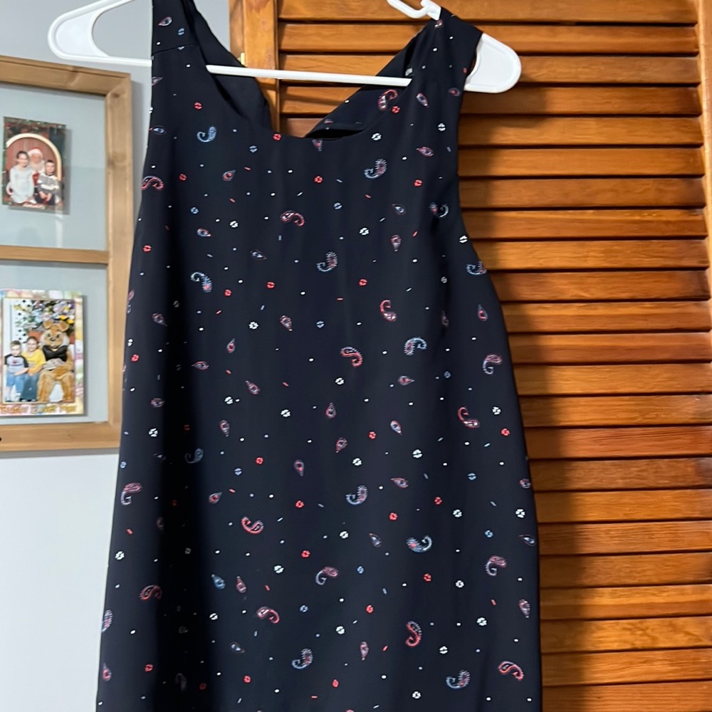 Sleeveless flowy top.